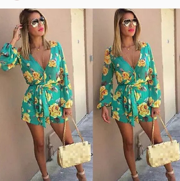 Sexy Floral Romper - Picture 2 of 4